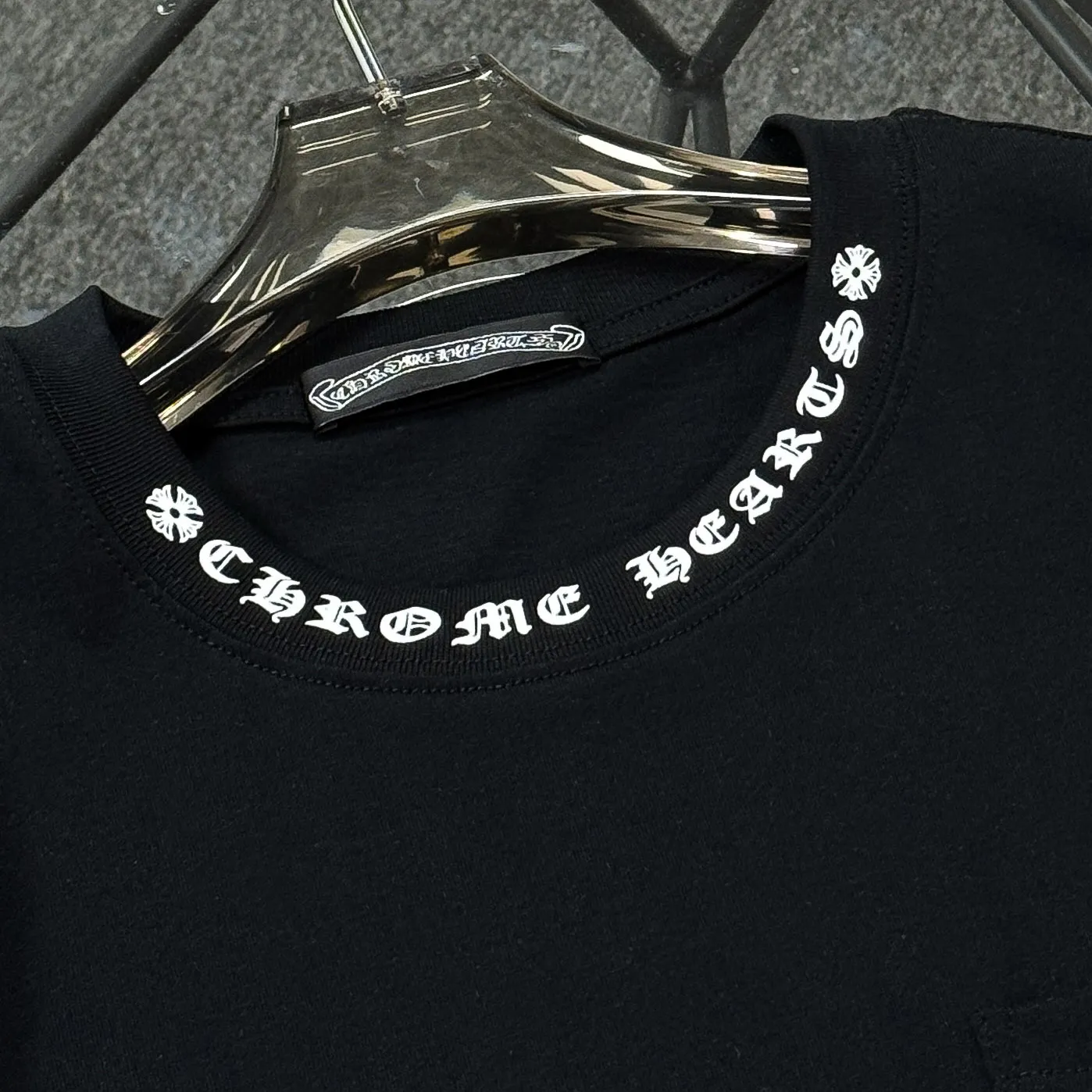 P170 Chrome Hearts 25 high-end versions. The fabric is made of 300 grams of high-density pure cotton. It does not deform or shrink. It has three labels. It is the same style for men and women. Technology: suede foaming + digital printing. Color: white, black. SIZE: S-XL.